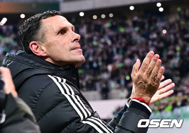 [OSEN=상암월드컵경기장, 조은정 기자] 전북현대가 끝내 정상에 섰다. 연장전 혈투 끝에 광주FC를 2-1로 꺾고 2025 하나은행 코리아컵 우승을 차지했다. 120분 동안 퇴장·부상·논란 상황이 뒤섞인 결승전이었지만, 마지막에 웃은 팀은 전북이었다.전북현대는 6일 오후 1시 30분 서울월드컵경기장에서 열린 2025 하나은행 코리아컵 결승전에서 광주FC와 맞붙어 2-1로 승리했다.통산 6번째 우승에 성공한 전북의 포옛 감독이 관중들과 기뻐하고 있다.  2025.12.06 /cej@osen.co.kr