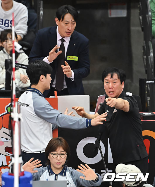 [OSEN=부산, 이석우 기자] 17일 부산 강서실내체육관에서 진에어 2025-2026 V리그 남자부 OK저축은행과 삼성화재의 경기가 열렸다. OK저축은행은 삼성화재전에서도 시즌 4번째 매진을 달성하며 뜨거운 홈 열기를 입증한 가운데, 최근 현대캐피탈전 3-0 셧아웃 승리를 포함해 홈 11경기에서 8승 3패의 압도적 강세를 바탕으로 신영철 감독 체제에서 11승 11패(승점 33점)로 5위를 달리고 있으며, 만원 관중 앞에서 삼성화재까지 잡아낼 경우 최근 3연승 흐름과 홈 2연승을 동시에 이어가며 플레이오프 진출권 도약의 발판을 마련할 수 있다.OK저축은행 신영철 감독이 5세트 막판 오버 네트 판정에 항의하고 있다. 2026.01.17 / foto0307@osen.co.kr