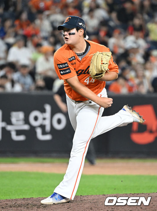 [OSEN=대전, 이대선 기자] 13일 오후 대전 한화생명볼파크에서 2025 신한 SOL Bank KBO리그 한화 이글스와 키움 히어로즈의 경기가 열렸다.한화는 폰세, 키움은 하영민을 선발 투수로 내세웠다.9회초 2사에서 한화 김서현이 역투하고 있다. 2025.09.13 /sunday@osen.co.kr