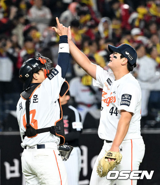[OSEN=대전, 이대선 기자] 프로야구 한화 이글스가 극적인 역전승으로 반격에 성공했다.한화는 29일 대전 한화생명볼파크에서 열린 2025 신한 SOL뱅크 KBO 한국시리즈 3차전 LG 트윈스와의 경기에서 7-3 역전승을 거뒀다. 1차전과 2차전을 모두 내준 한화는 이날 승리로 시리즈 전적 1승 2패 추격을 시작했다.경기 종료 후 한화 최재훈과 김서현이 환호하고 있다. 2025.10.29 /sunday@osen.co.kr