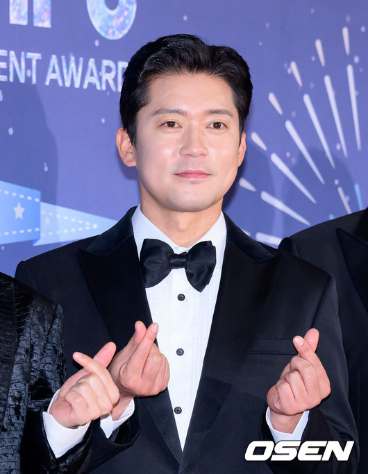 [OSEN=이대선 기자] 29일 오후 서울 마포구 MBC 미디어센터 공개홀에서 ‘2025 MBC 방송연예대상’ 레드카펫 행사가 열렸다.올해 MBC 방송연예대상 주인공은 유재석, 전현무, 기안84로 압축된다.MBC 방송연예대상은 29일 오후 8시 50분 MBC에서 생중계된다. 김대호가 레드카펫을 밟고 있다. 2025.12.29 /sunday@osen.co.kr