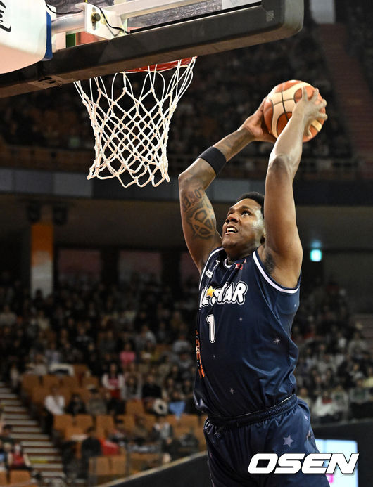 [OSEN=잠실, 이대선 기자] 18일 서울 잠실실내체육관에서 2025~2026시즌 LG전자 프로농구 올스타전이 열렸다.팬 투표와 선수단 투표, 감독 추천 선수로 이름을 올린 KBL  스타 24명이 유기상(LG)을 앞세운 '팀 브라운', 이정현(소노)이 선봉에 서는 '팀 코니'로 나뉘어 대결한다.1쿼터 팀 브라운 나이트가 덩크슛을 시도하고 있다. 2026.01.18 /sunday@osen.co.kr