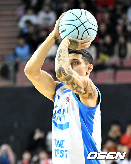 [OSEN=잠실, 이대선 기자] 18일 서울 잠실실내체육관에서 2025~2026시즌 LG전자 프로농구 올스타전이 열렸다.팬 투표와 선수단 투표, 감독 추천 선수로 이름을 올린 KBL  스타 24명이 유기상(LG)을 앞세운 '팀 브라운', 이정현(소노)이 선봉에 서는 '팀 코니'로 나뉘어 대결한다.3점슛 콘테스트 결선에서 알바노가 슛을 시도하고 있다. 2026.01.18 /sunday@osen.co.kr