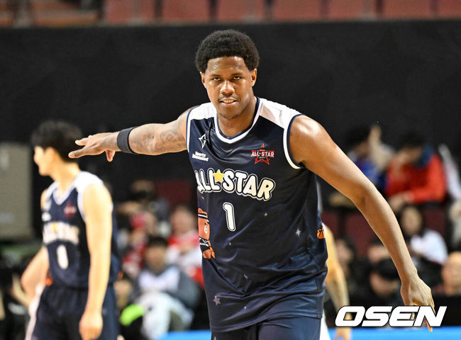 [OSEN=잠실, 이대선 기자] 18일 서울 잠실실내체육관에서 2025~2026시즌 LG전자 프로농구 올스타전이 열렸다.팬 투표와 선수단 투표, 감독 추천 선수로 이름을 올린 KBL  스타 24명이 유기상(LG)을 앞세운 '팀 브라운', 이정현(소노)이 선봉에 서는 '팀 코니'로 나뉘어 대결한다.4쿼터 팀 브라운 나이트가 슛을 성공시키고 환호하고 있다. 2026.01.18 /sunday@osen.co.kr