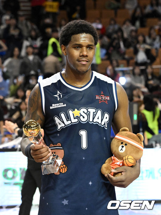 [OSEN=잠실, 이대선 기자] 볼거리로 가득 찼던 올스타전의 마지막은 팀 브라운의 승리였다.18일 잠실실내체육관에서 열린 2025-2026 LG전자 프로농구 올스타전 메인 경기에서 '팀 브라운'이 '팀 코니'를 131-109로 꺾었다. 경기 내내 덩크와 3점슛이 쏟아진 가운데, 네이던 나이트가 47점 17리바운드 9어시스트를 기록하며 승리를 이끌었다.MVP를 차지한 나이트가 기념촬영을 하고 있다. 2026.01.18 /sunday@osen.co.kr