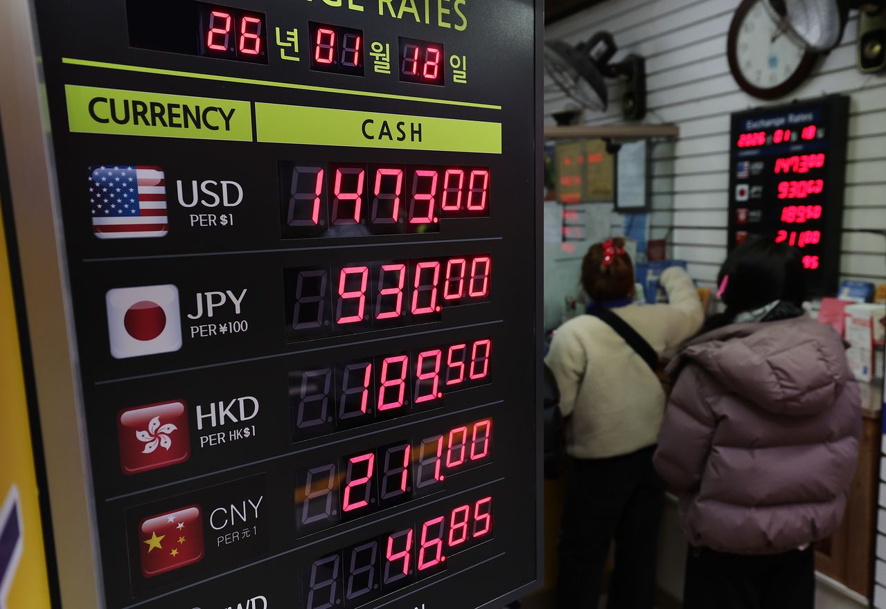 외환 당국의 개입에도 불구하고 원·달러 환율이 1480원선에 육박하는 등 고환율·고물가의 이중고가 계속되는 가운데 18일 오후 서울 중구 명동거리의 환전소에서 외국인들이 환전을 하고 있다. 뉴스1