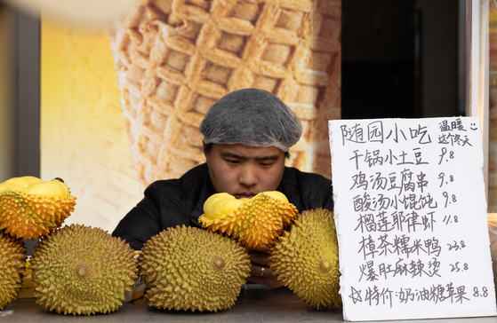 지난해 12월 10일(현지시간) 중국 베이징의 한 노점상이 두리안을 판매하고 있다. EPA=연합뉴스