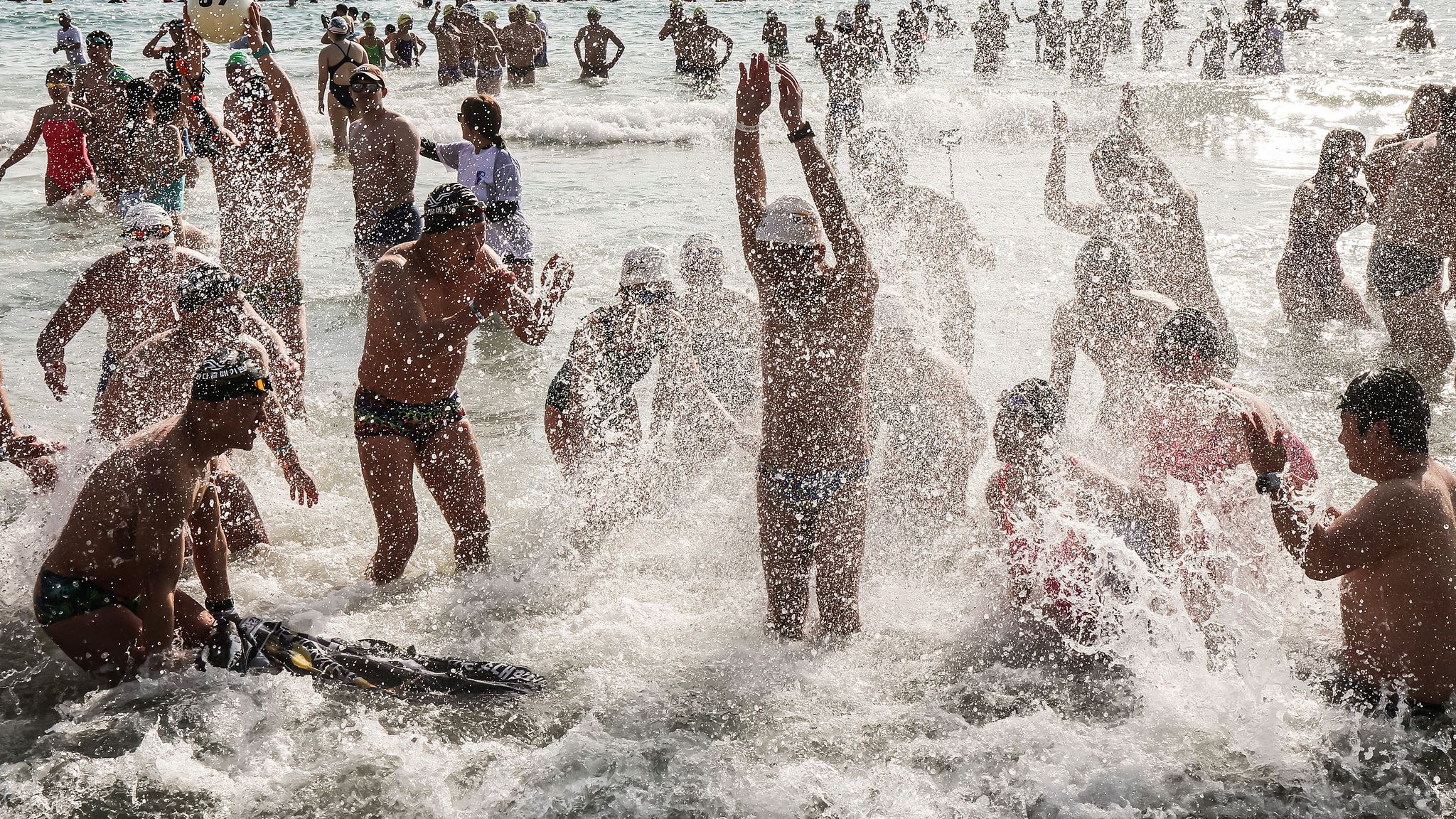 참가자들이 해운대 바다로 입수한 뒤 물장구를 치며 즐거운 시간을 보내고 있다. 부산=송봉근 객원기자