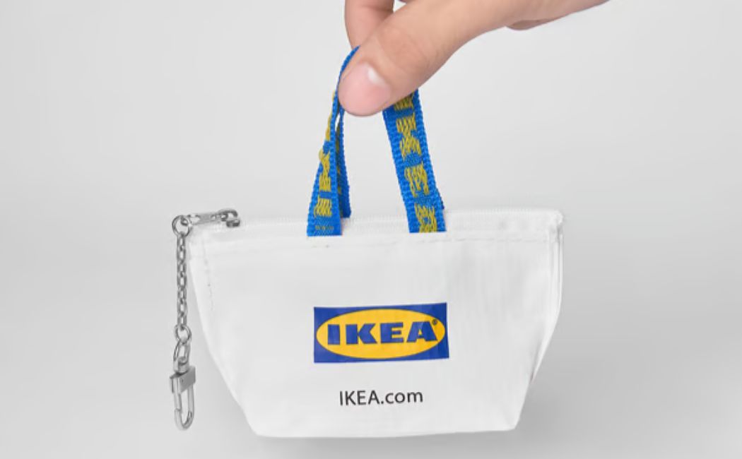 이케아의 장바구니를 미니 사이즈로 축소한 수납형 키링. 출시 5년 만에 찾는 이가 많아진 아이템이다. 사진 이케아