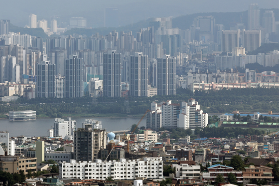 사진은 지난해 7월 3일 서울 중구 남산에서 바라본 강남 일대 아파트 단지 모습. 뉴스1