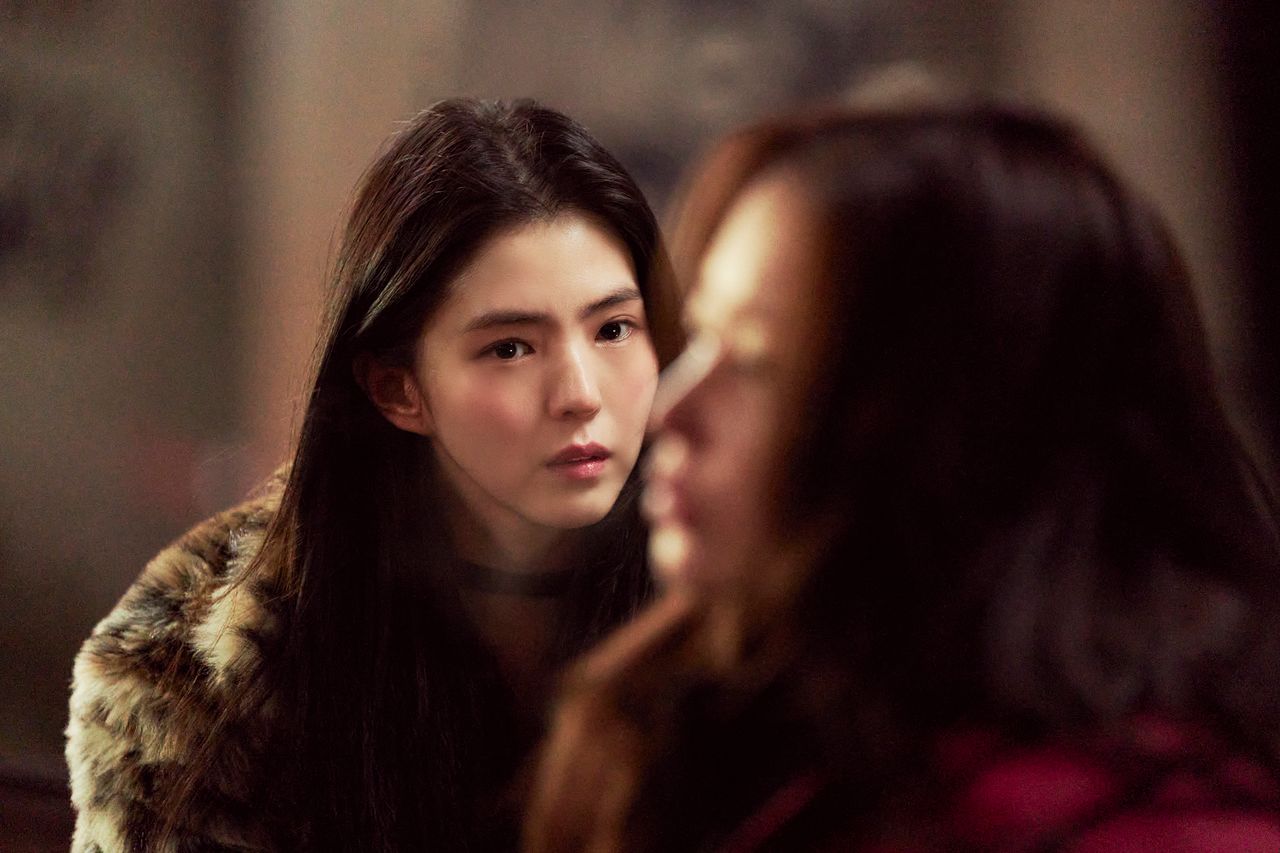 영화 '프로젝트 Y'는 사기를 당해 벼랑 끝에 몰린 화류계의 두 여성 미선(한소희)과 도경(전종서)이 우연히 검은 돈과 금괴를 손에 넣으면서 벌어지는 이야기다. 사진 플러스엠 엔터테인먼트 