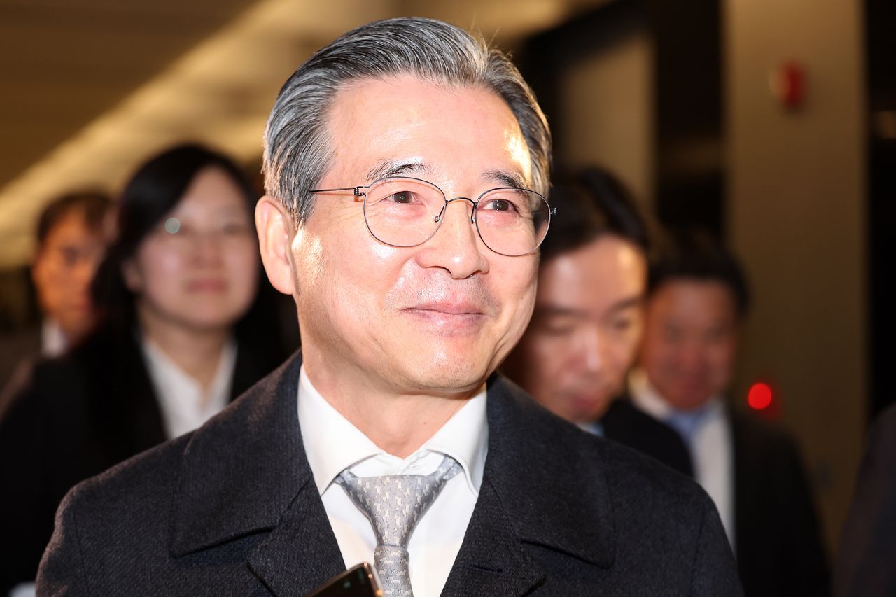 김용범 청와대 정책실장이 9일 서울 중구 대한상공회의소에서 열린 10대 그룹 사장단과 비공개 간담회에 참석하기 위해 회의장으로 입장하고 있다. 이날 청와대는 삼성·SK·현대차·LG 등 10대 그룹 사장단과 만나 올해 투자·고용 계획을 논의한다. 뉴스 1