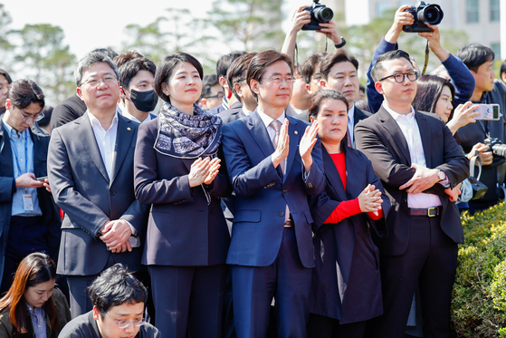 박정하, 한지아, 조경태, 진종오 국민의힘 의원(왼쪽부터)이 지난해 4월 서울 여의도 국회 분수대 앞에서 한동훈 전 대표의 제21대 대통령 선거 출마 선언을 듣고 있다. 뉴스1