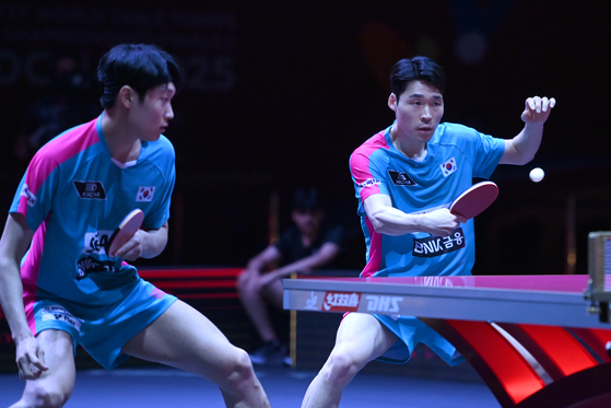 장우진-조대성 '집중'   (서울=연합뉴스) 장우진, 조대성이 21일(현지시간) 카타르 도하 루사일 아레나에서 열린 2025 국제탁구연맹(ITTF) 세계선수권대회 남자복식 16강 중국 린가오위안 · 린스둥과 경기를 펼치고 있다. 2025.5.22 [사진공동취재단]   photo@yna.co.kr (끝)  〈저작권자(c) 연합뉴스, 무단 전재-재배포, AI 학습 및 활용 금지
