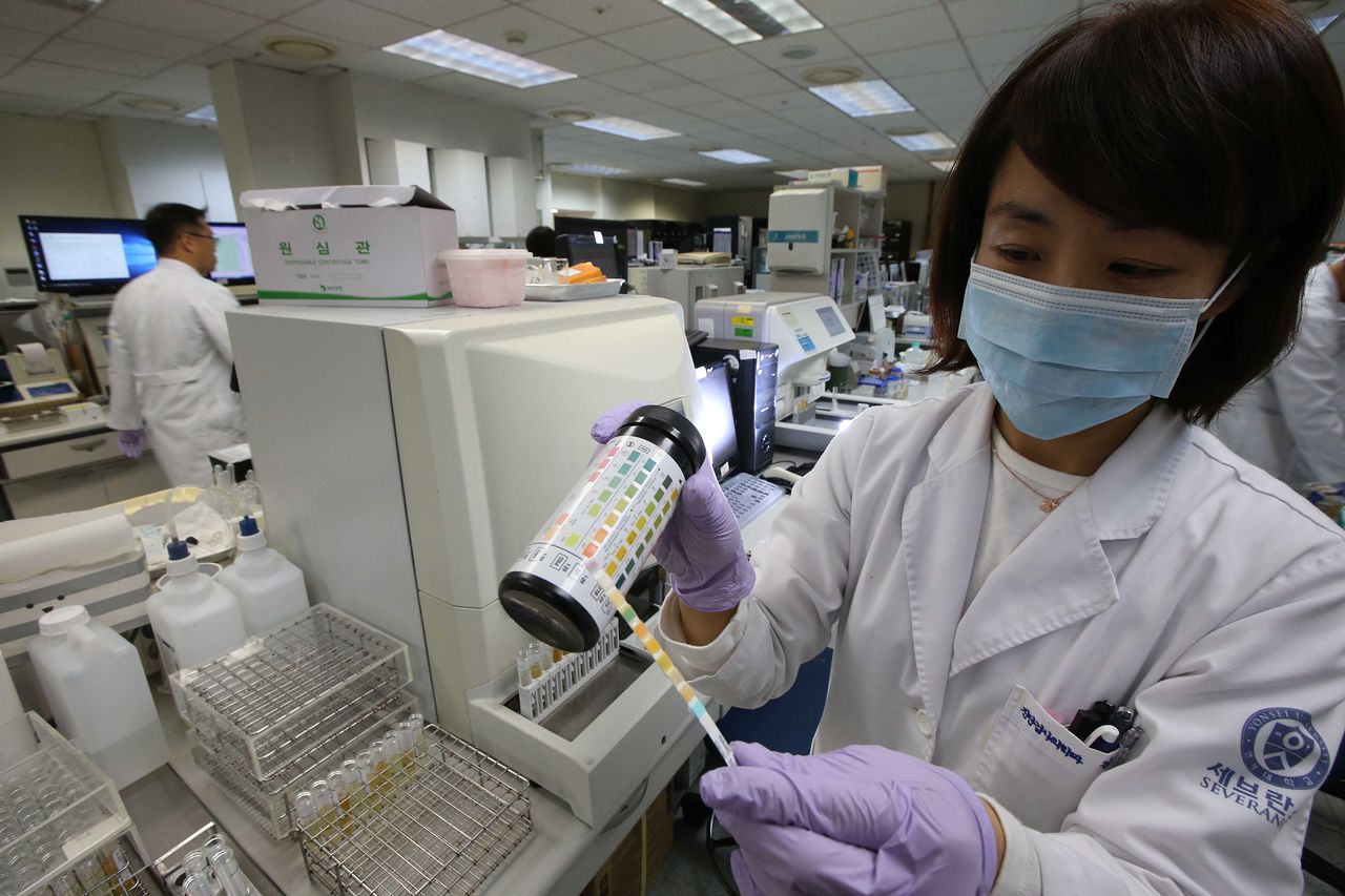 세브란스병원 분석실에서 한 전문의가 소변-혈액검사를 하고 있다. 오종택 기자