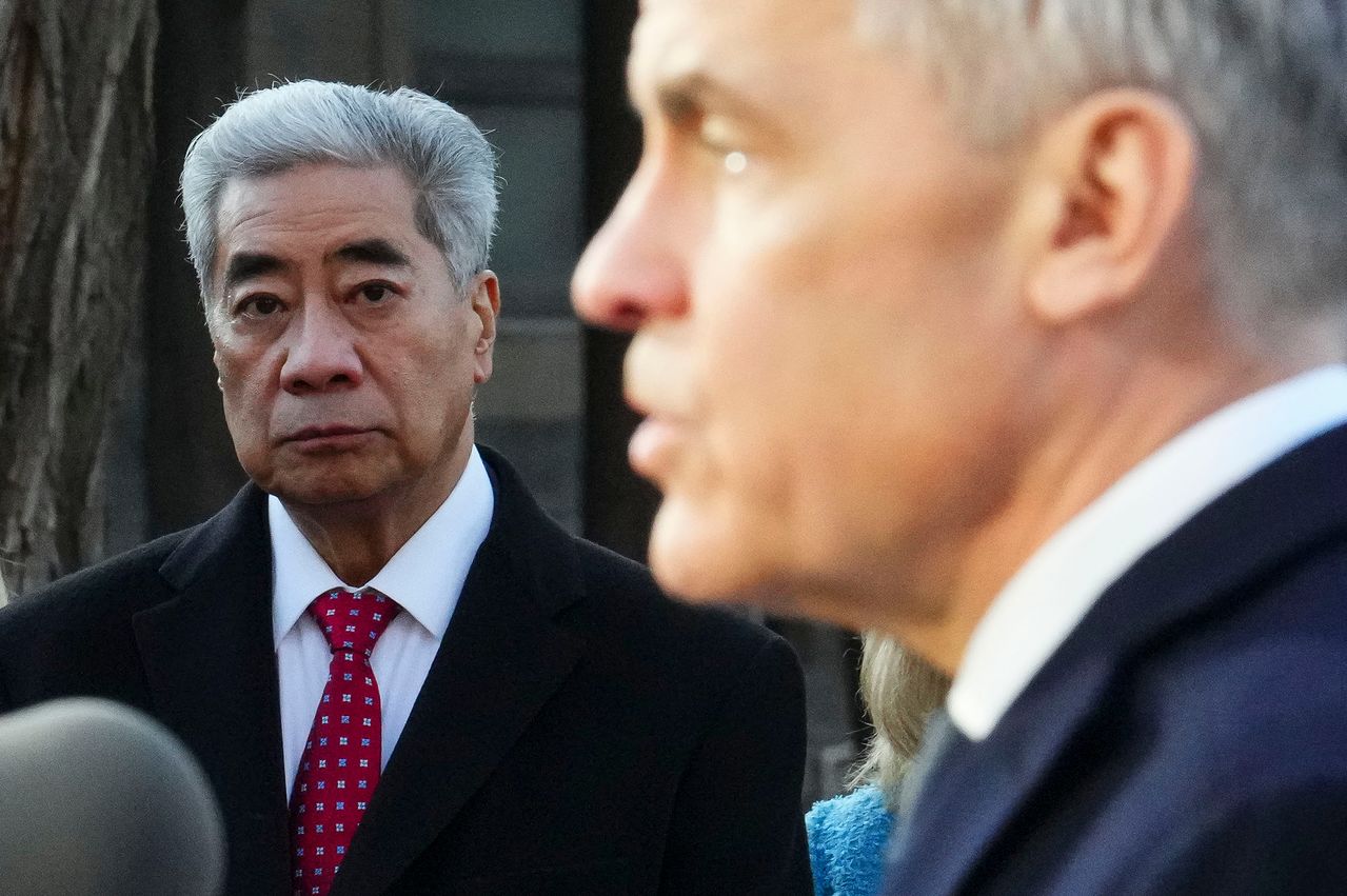 지난 16일 베이징 르탄 공원에서 마크 카니(오른쪽) 캐나다 총리가 기자회견을 하는 동안 홍콩 출신 마이클 마 캐나다 자유당 의원이 총리의 발언을 주시하고 있다. AP=연합뉴스