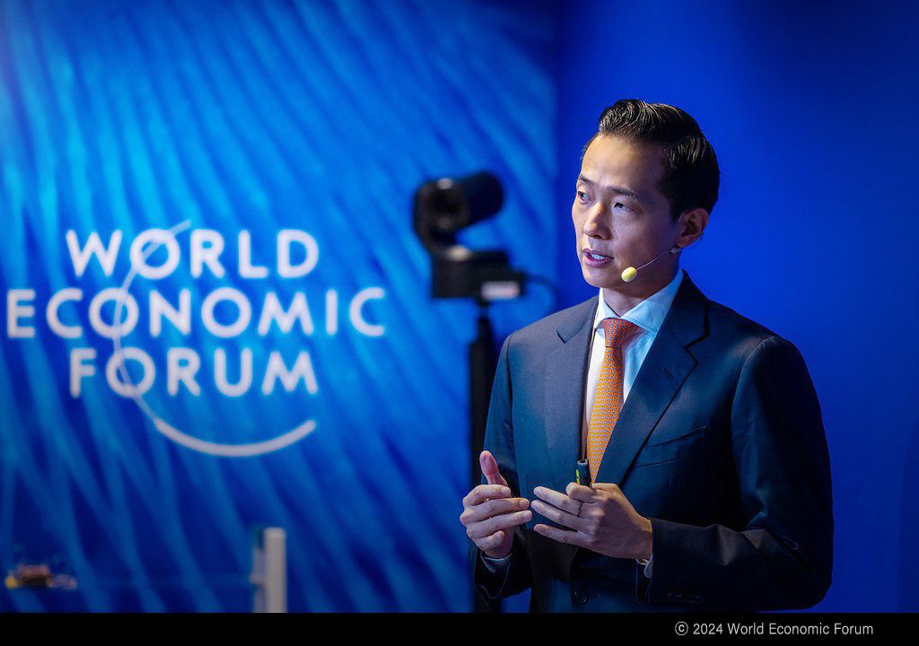 김동관 한화그룹 부회장이 지난 2024년 다보스포럼 연차총회 세션에서 한화의 해양 탈탄소 비전을 발표하고 있다. 사진 한화커뮤니케이션위원회