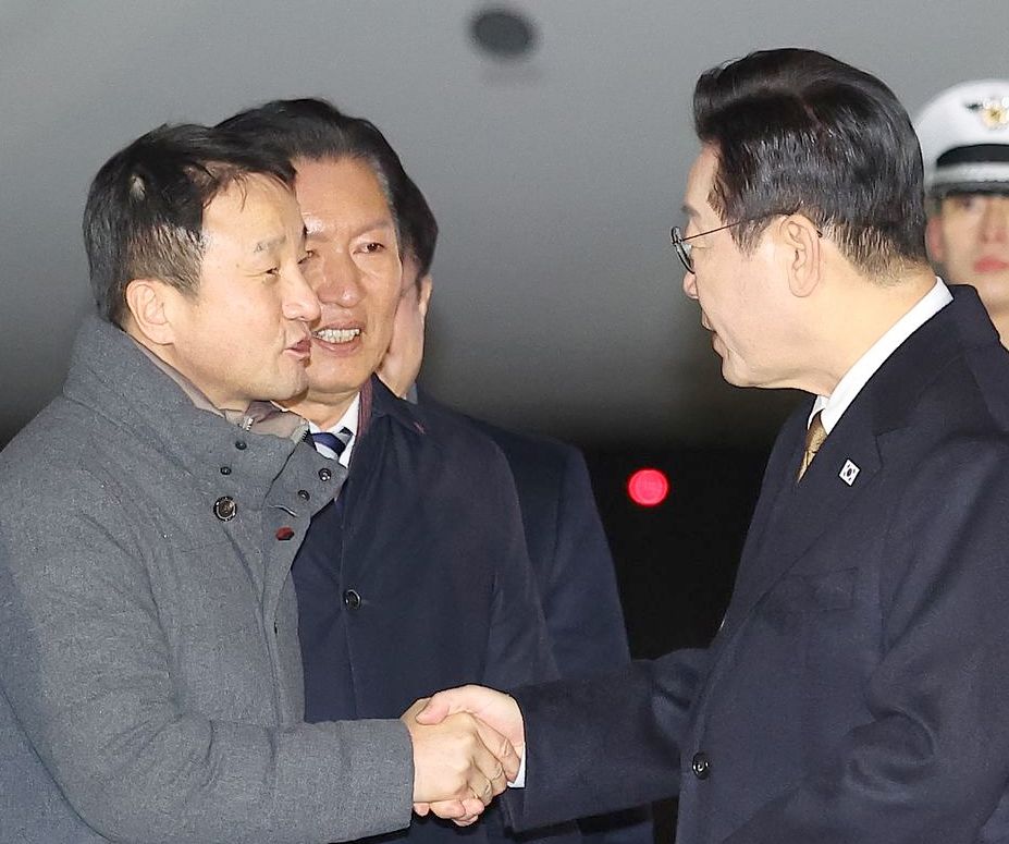 일본 방문 일정을 마치고 귀국한 이재명 대통령이 지난 14일 성남 서울공항에서 더불어민주당 한병도 원내대표와 정청래 대표가 인사하고 있다. 연합뉴스