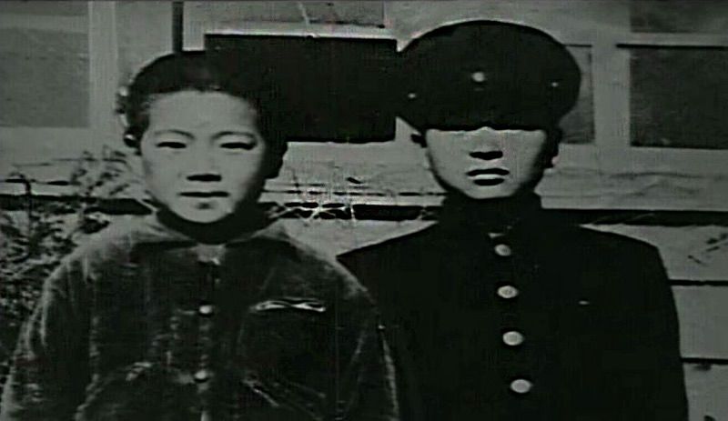 최백호(왼쪽)의 어린 시절. 초등학교 졸업식 때 사진이다. [본인 제공]