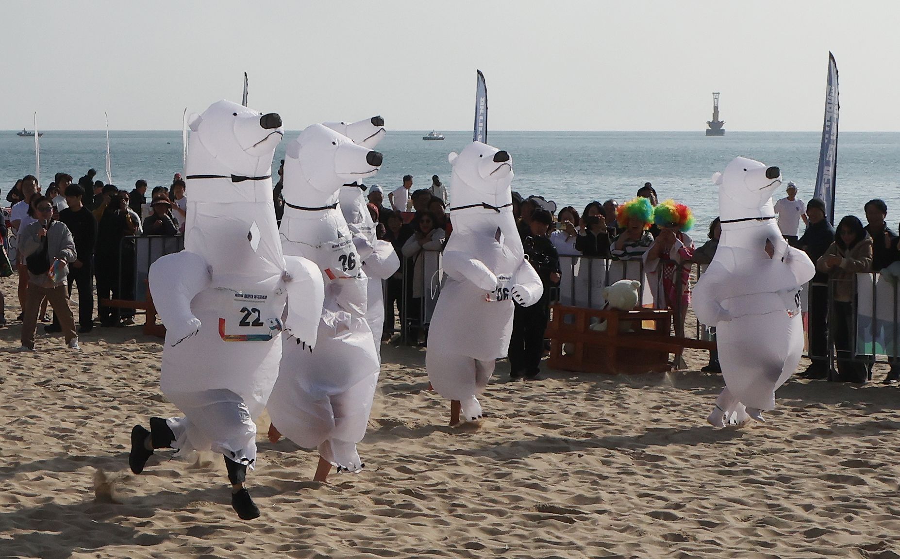 18일 북극곰 러닝 레이스 결승전에 참가한 시민들이 질주하고 있다. 부산=송봉근 객원기자