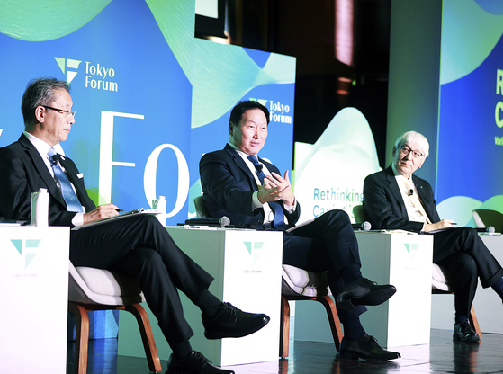 최태원 SK그룹 회장이 지난해 11월 21일 일본 도쿄대 야스다 강당에서 열린 도쿄포럼 2025 비지니스 리더 세션에 참석해 토론하고 있다. 왼쪽부터 후지이 테루오 도쿄대 총장, 최 회장, 이와이 무츠오 일본경제동우회 회장대행 겸 일본담배산업 이사회 의장. 사진 SK수펙스추구협의회