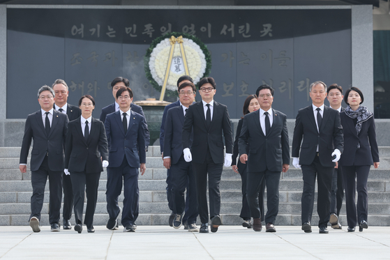 한동훈 전 국민의힘 대표가 제21대 대선 출마를 선언하고 지난해 4월 서울 동작구 국립서울현충원 현충탑에 참배할 당시 박정하·안상훈·우재준·송석준·진종오·한지아 의원 등 친한계 인사들이 함께 했다. 연합뉴스