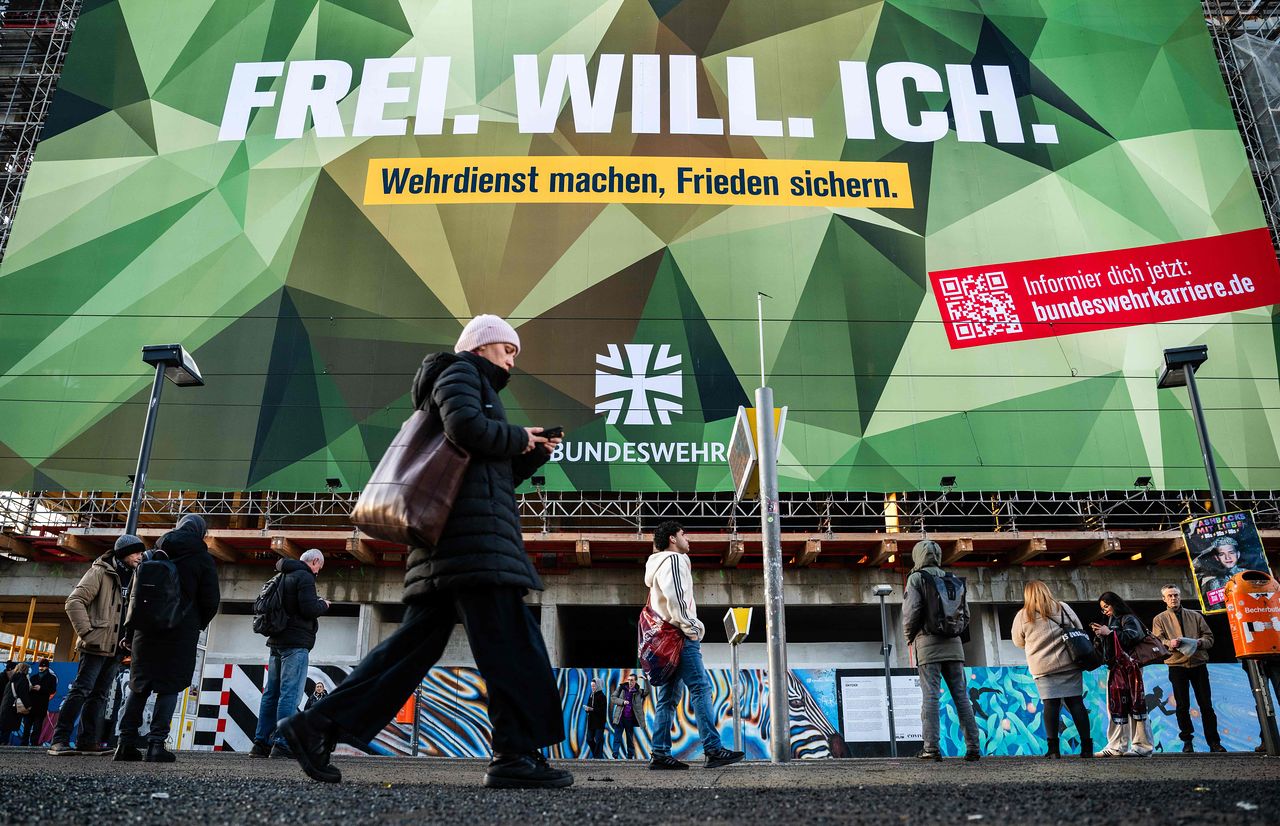 지난 16일(현지시간) 독일 베를린의 한 대형 광고판에 독일 연방군 광고가 게시돼 있다. 독일어 ‘Freiwillig’(자발적으로)를 활용한 “Frei. Will. Ich”(자유롭고 싶다)라는 슬로건이 담겼다. AFP=연합뉴스