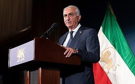 미국 워싱턴DC에서 기자회견을 하는 팔레비 전 왕세자. AP=연합뉴스