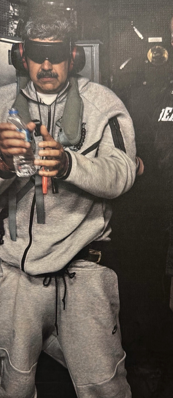 나이키 트레이닝복 차림으로 물병을 든 니콜라스 마두로 베네수엘라 대통령이 지난 3일 체포 직후 미 해군 강습상륙함 이오지마함에 탑승한 모습. 미군은 안대와 헤드폰으로 그의 눈과 귀를 가린 채 압송했다. 백악관 페이스북 캡처