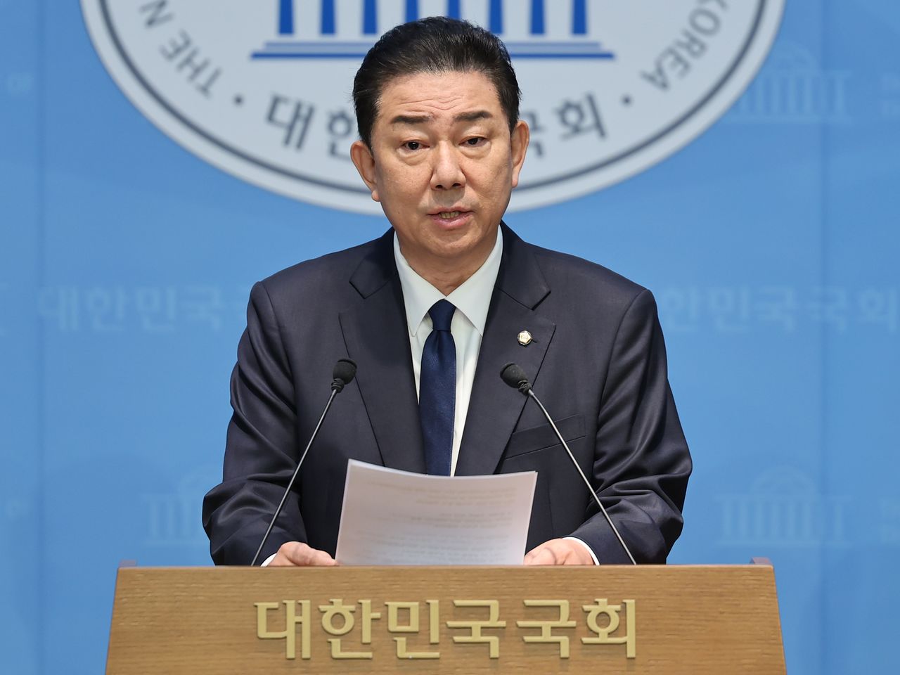 김병기 더불어민주당 의원이 19일 서울 여의도 국회 소통관에서 당 윤리심판원의 제명 결정에 대한 입장을 밝히는 기자회견을 하고 있다. 뉴스1