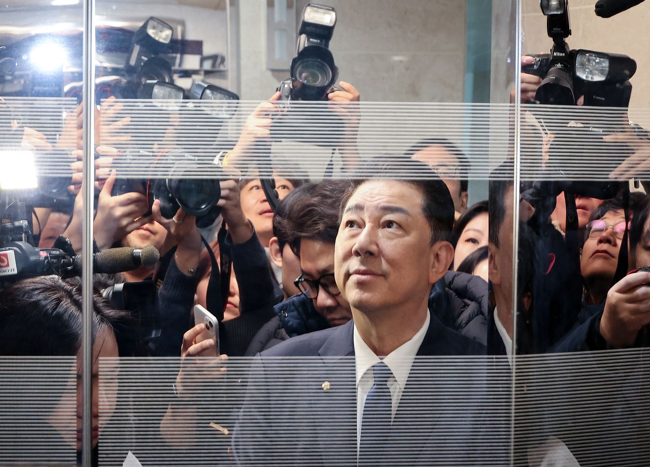 더불어민주당 김병기 의원이 19일 국회 소통관에서 윤리심판원의 제명 처분 결정 등 그간의 심경을 밝힌 뒤 엘리베이터를 타기 위해 기다리고 있다. 연합뉴스