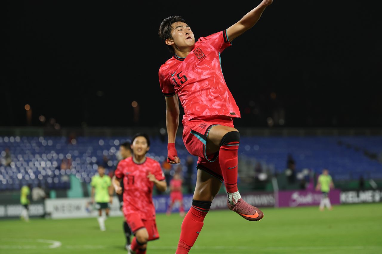 선제골을 넣고 좋아하는 한국 백가온. 한국이 2-1로 이기고 4강에 진출했다. [사진 KFA]