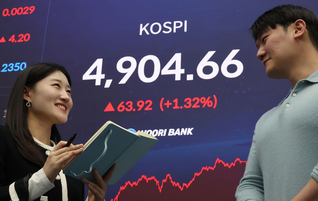 19일 서울 중구 우리은행 본점 딜링룸에 코스피 종가가 표시돼있다. 이날 코스피는 전장보다 1.32% 오른 4,904.66에 마감하며 종가 기준 사상 최고치를 기록했다. 연합뉴스