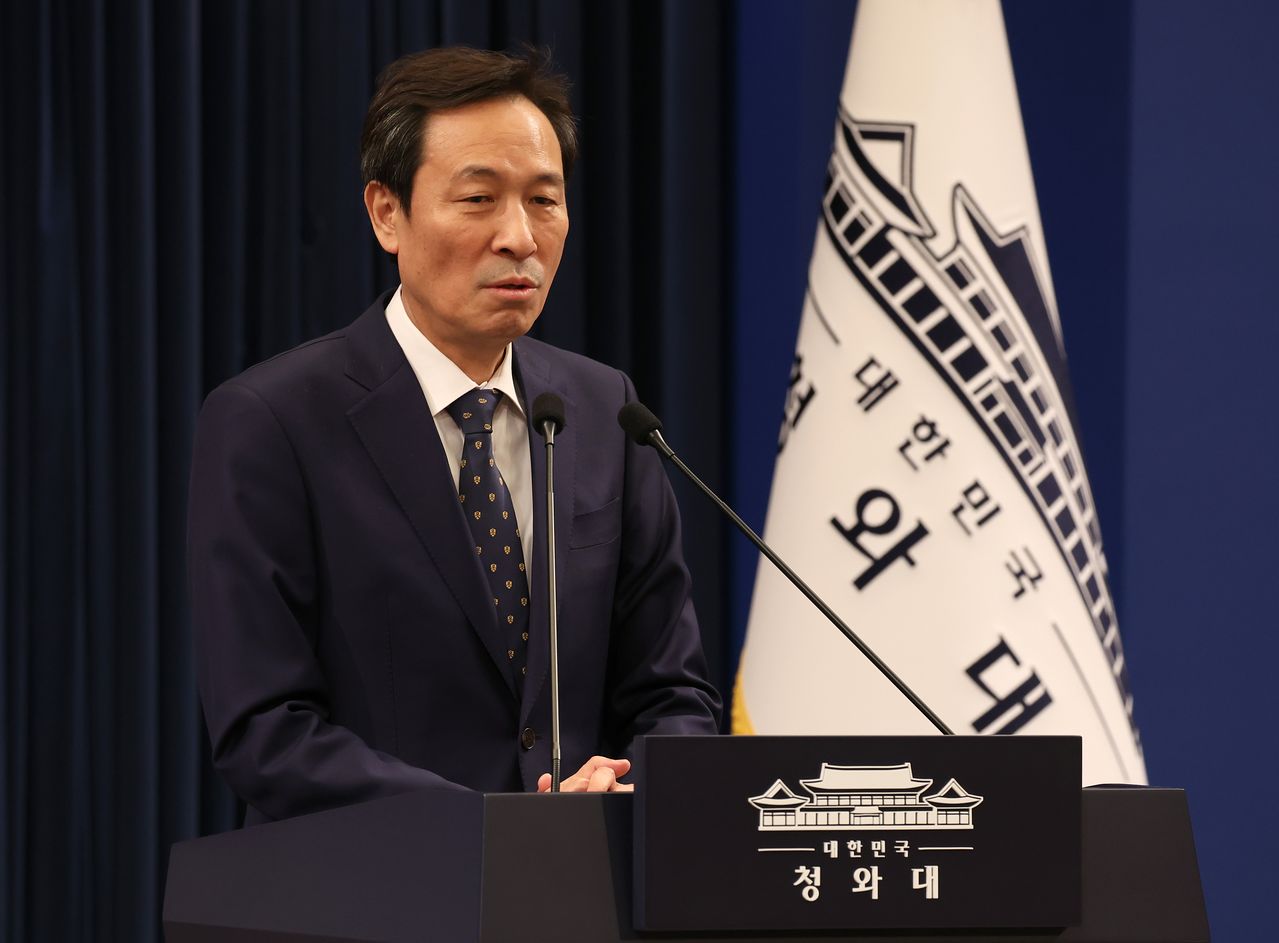 우상호 청와대 정무수석이 18일 청와대 브리핑룸에서 사의를 밝히고 있다. [청와대사진기자단]