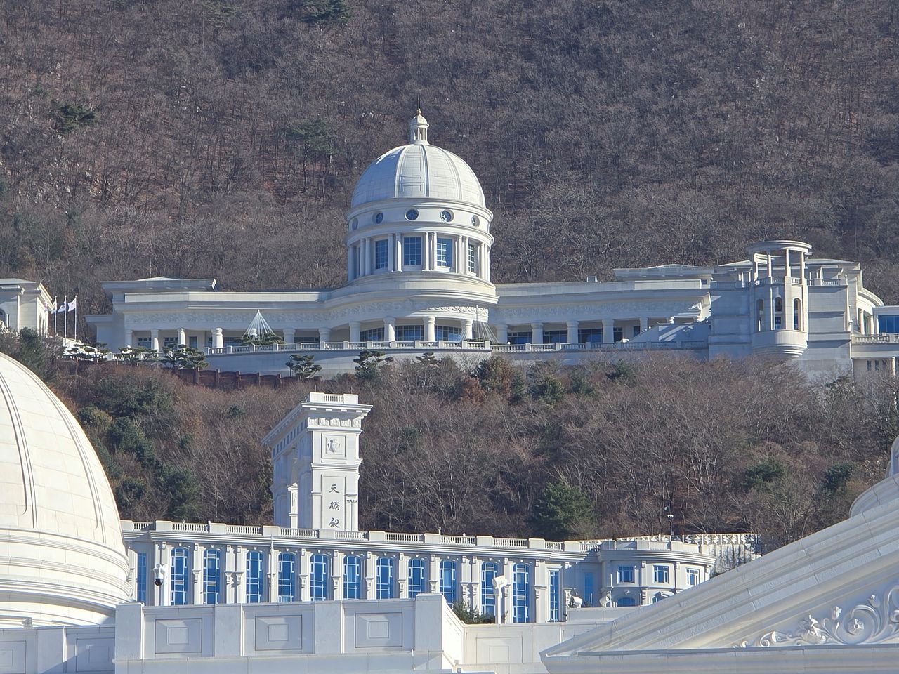 경기 가평 천정궁(위)과 천승전(아래). 손성배 기자