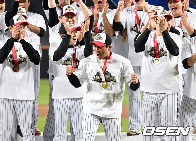 [OSEN=대전, 이대선 기자] 이변은 없었다. 2025시즌 우승팀은 무적 LG 트윈스다.프로야구 LG 트윈스는 31일 대전 한화생명볼파크에서 열린 2025 신한 SOL뱅크 KBO 한국시리즈(7전 4선승제) 한화 이글스와의 5차전에서 4-1로 승리했다.정규시즌 1위 LG는 시리즈 전적 4승 1패로 통합우승 금자탑을 쌓았다. LG의 통합우승은 1990년, 1994년, 2023년에 이은 통산 4번째로, 염경엽 감독은 2023년 부임 후 3년 사이 팀을 두 차례나 정상에올려놓는 위대한 업적을 달성했다. 2023년 1위, 2024년 3위, 2025년 1위로 KBO리그에 트윈스 왕조 시대를 활짝 열었다.반면 2위 한화는 플레이오프를 거쳐 2006년 이후 19년 만에 한국시리즈 무대를 밟았지만, LG의 벽을 넘지 못하며 1999년 이후 26년 만에 통산 두 번째 우승이 무산됐다.오늘의 포텐터짐상을 수상한 LG 오지환이 환호하고 있다. 2025.10.31 /sunday@osen.co.kr