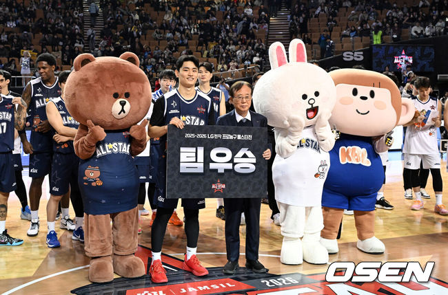 [OSEN=잠실, 이대선 기자] 볼거리로 가득 찼던 올스타전의 마지막은 팀 브라운의 승리였다.18일 잠실실내체육관에서 열린 2025-2026 LG전자 프로농구 올스타전 메인 경기에서 '팀 브라운'이 '팀 코니'를 131-109로 꺾었다. 경기 내내 덩크와 3점슛이 쏟아진 가운데, 네이던 나이트가 47점 17리바운드 9어시스트를 기록하며 승리를 이끌었다.우승을 차지한 팀 브라운 유기상이 이수광 총재와 기념촬영을 하고 있다. 2026.01.18 /sunday@osen.co.kr