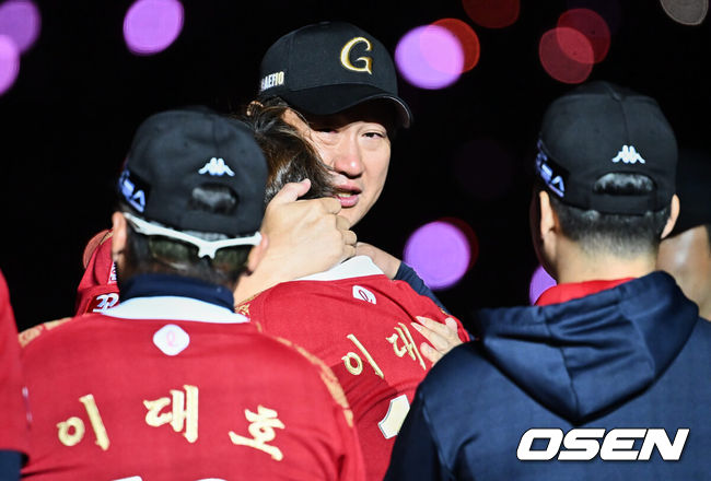 [OSEN=부산, 이석우 기자] 8일 부산 사직구장에서 롯데 자이언츠 이대호의 은퇴 및 영구결번식이 열렸다.롯데 자이언츠 이대호가 영구결번식에서 눈물 보인 정훈과 같이 울며 포옹을 하고 있다. 2022.10.08 / foto0307@osen.co.kr