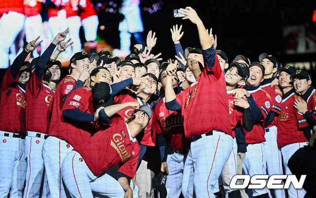 [OSEN=부산, 이석우 기자] 8일 부산 사직구장에서 롯데 자이언츠 이대호의 은퇴 및 영구결번식이 열렸다.롯데 자이언츠 이대호가 동료 선수들과 셀카를 찍고 있다. 2022.10.08 / foto0307@osen.co.kr