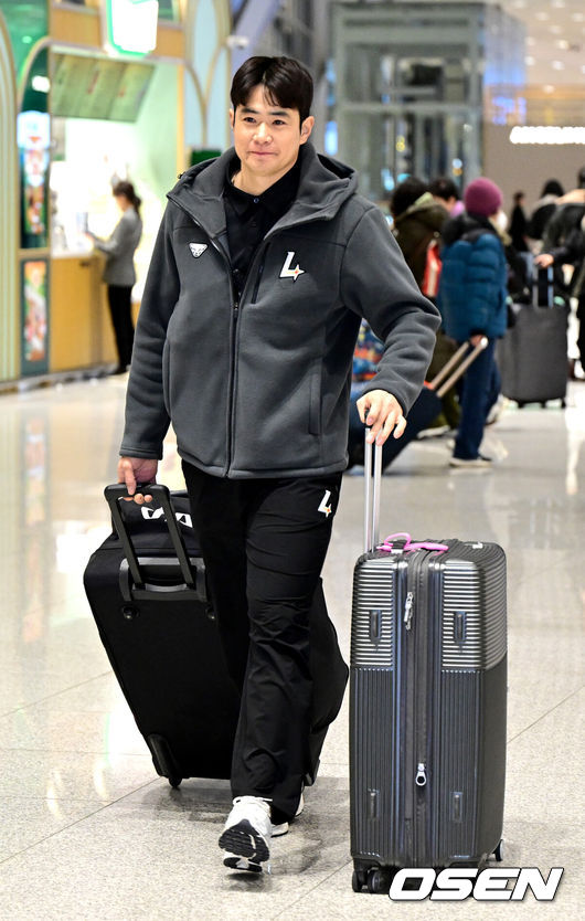 [OSEN=인천공항, 최규한 기자] 프로야구 SSG 랜더스 스프링캠프 선발대가 19일 오전 인천공항을 통해 미국 플로리다로 출국했다.SSG는 2026 시즌을 준비하기 위해 미국 플로리다주 베로비치에서 1차 스프링캠프를 펼친다.SSG 김재환이 출국장에 들어서고 있다. 2026.01.19 / dreamer@osen.co.kr
