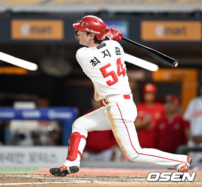 [OSEN=인천, 이대선 기자] 31일 오후 인천 SSG랜더스필드에서 2025 신한 SOL Bank KBO리그 SSG 랜더스와 키움 히어로즈의 경기가 열렸다.SSG는 앤더슨, 키움은 김연주를 선발 투수로 내세웠다.8회말 무사에서 SSG 최지훈이 우전 안타를 치고 있다. 2025.07.31 /sunday@osen.co.kr