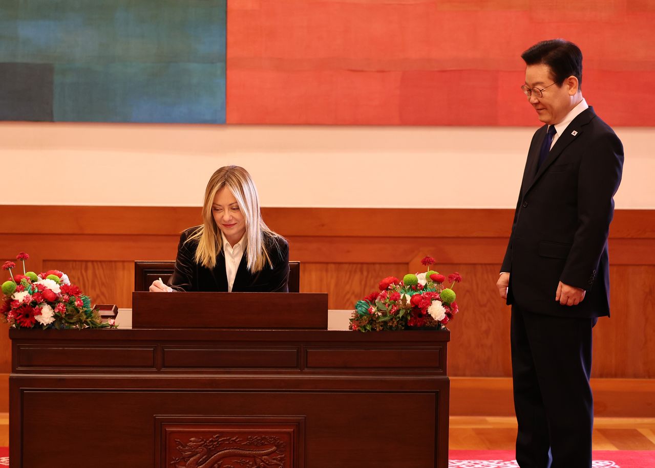 한-이탈리아 정상회담을 위해 방한한 조르자 멜로니 이탈리아 총리가 19일 청와대 본관에서 방명록에 서명하고 있다. 그는 대통령실이 청와대로 이전한 뒤 청와대를 방문한 첫 외국 정상이다. 청와대사진기자단