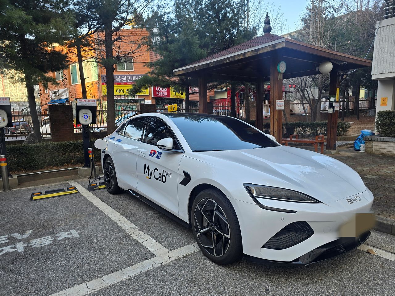 19년차 개인택시 기사 이광재씨는 지난해 8월 중국 자동차 브랜드 비야디(BYD)의 중형 전기 세단 '씰'을 출고해 택시로 운행 중이다. 이수정 기자