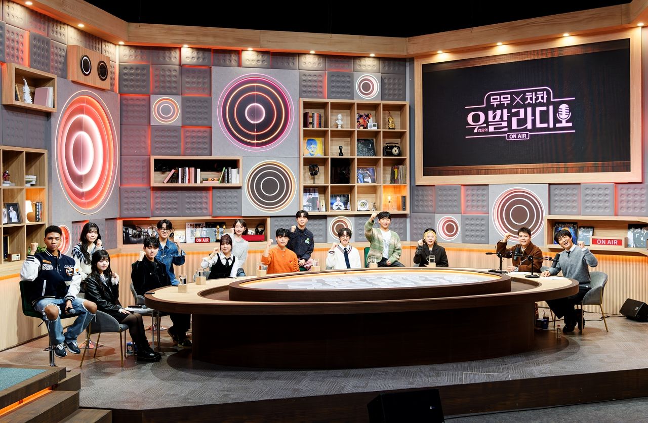 지난 6일부터 SBS에서 방송 중인 '우리들의 발라드' 스핀오프 프로그램 '무무X차차 우발라디오'. 우리들의 발라드 출연자 중 톱 12와 함께 청취자들 사연을 듣고 노래를 부르는 콘셉트다. 사진 SBS