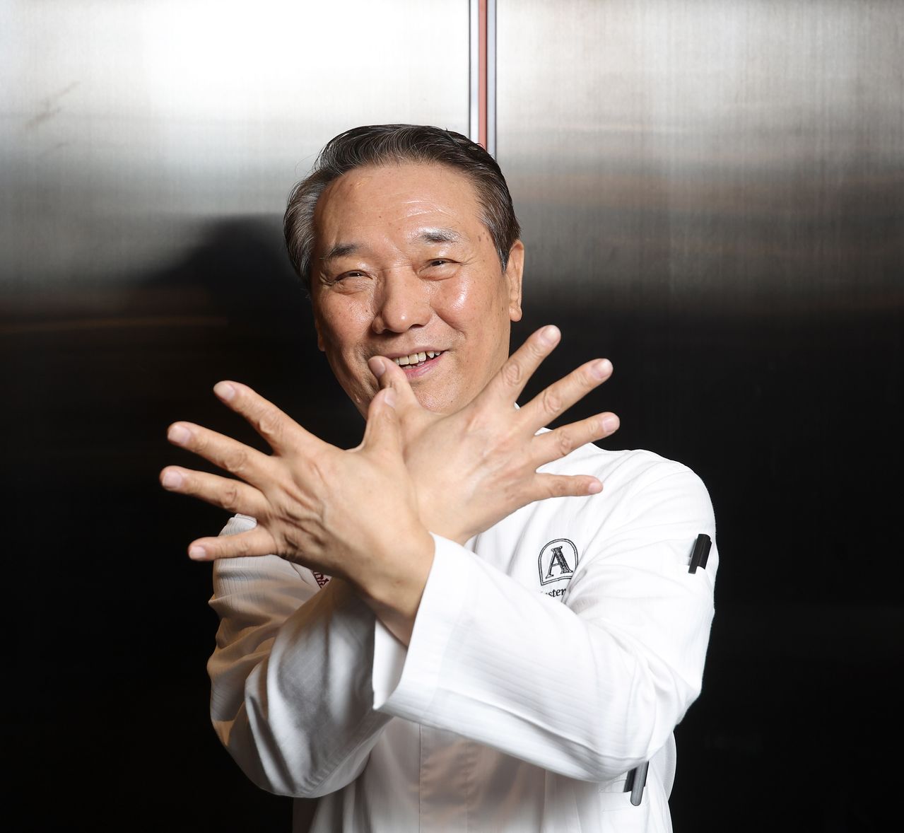 후덕죽 셰프를 전설로 만든 손. 손이 작고 손가락이 뭉툭했다. 강정현 기자 