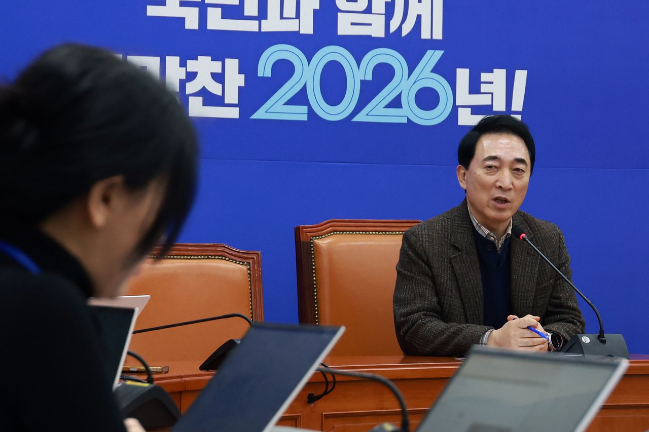 박수현 더불어민주당 수석대변인은 18일 기자간담회에서 김용범 청와대 정책실장의 부동산 보유세 인상 시사 발언과 관련해 “당과 구체적인 협의가 없었다”고 밝혔다. [뉴시스]