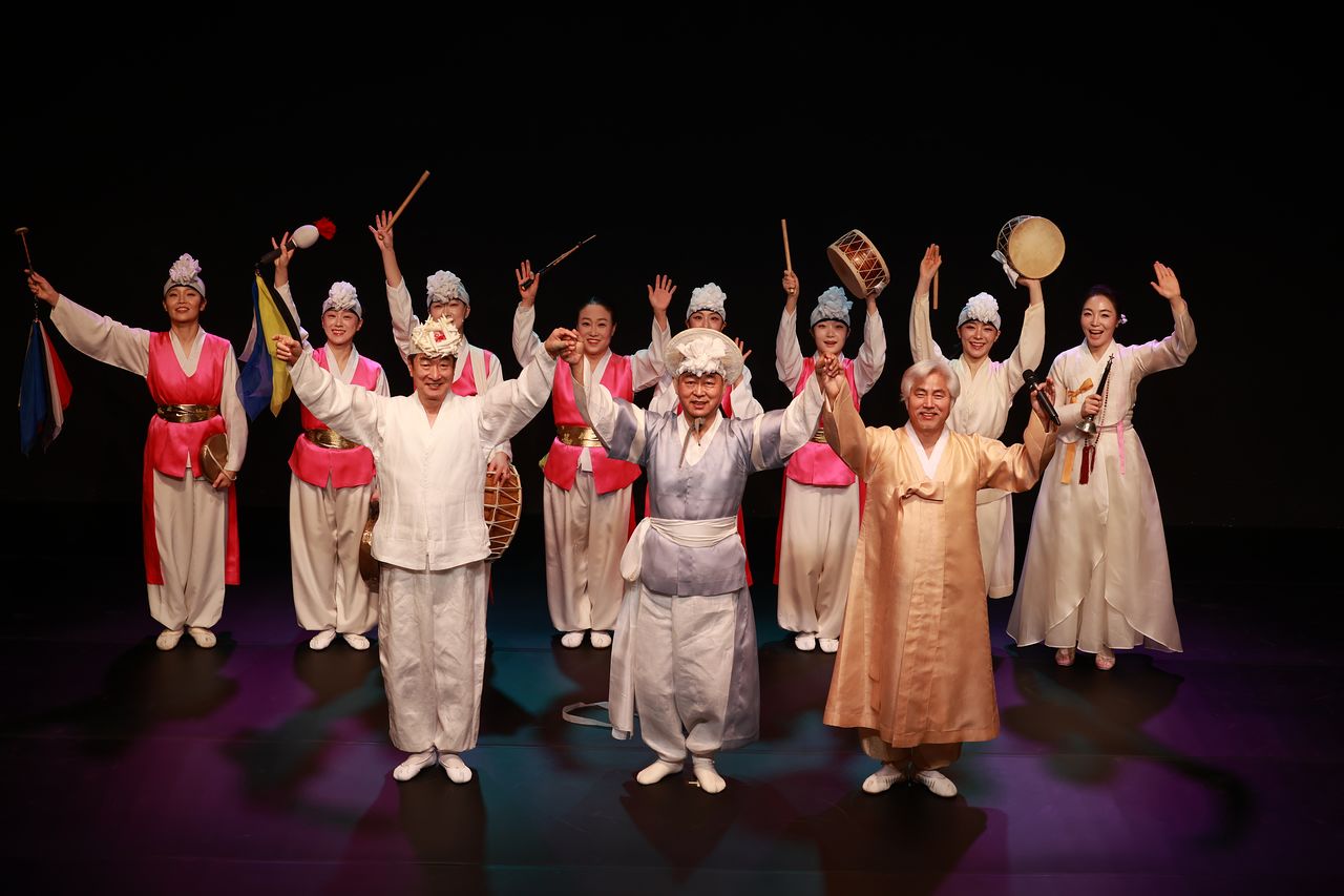 '김운태전'이 끝난 후 김운태와 연희단팔산단 단원들이 관객에게 인사하고 있다. 사진 구기훈/PRM