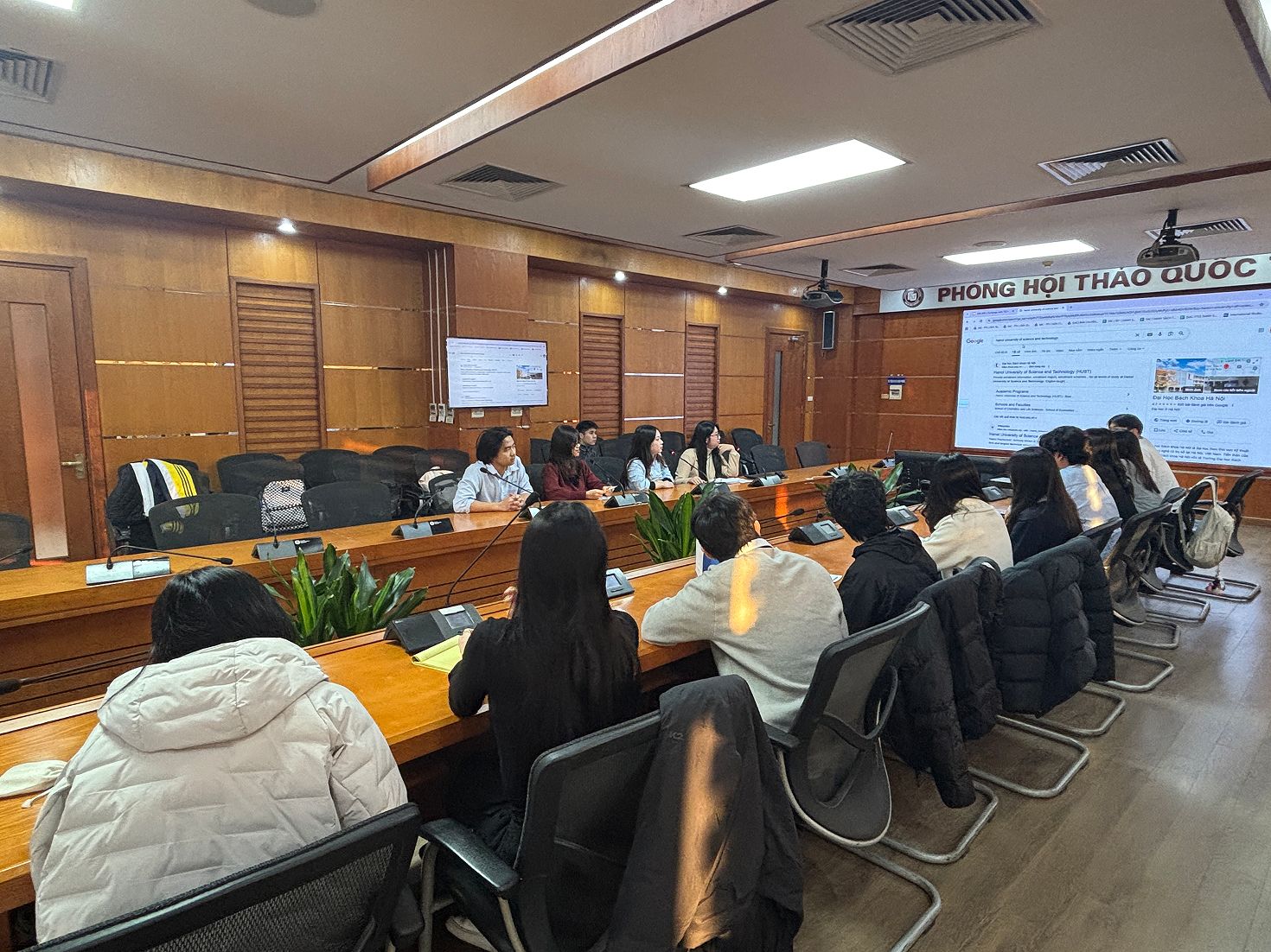 ▲한국공학대학교 학생들이 베트남 외상대학교(FTU)에서 국제개발협력 아이디어에 대해 현지 대학생들과 심층 토론을 진행하고 있다.