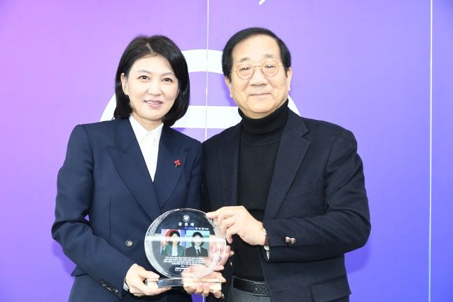 박지영 스포츠윤리센터 이사장(왼쪽)이 서정훈 한국체육언론인회 회장으로부터 공로패를 전달 받고 있다. 사진 스포츠윤리센터