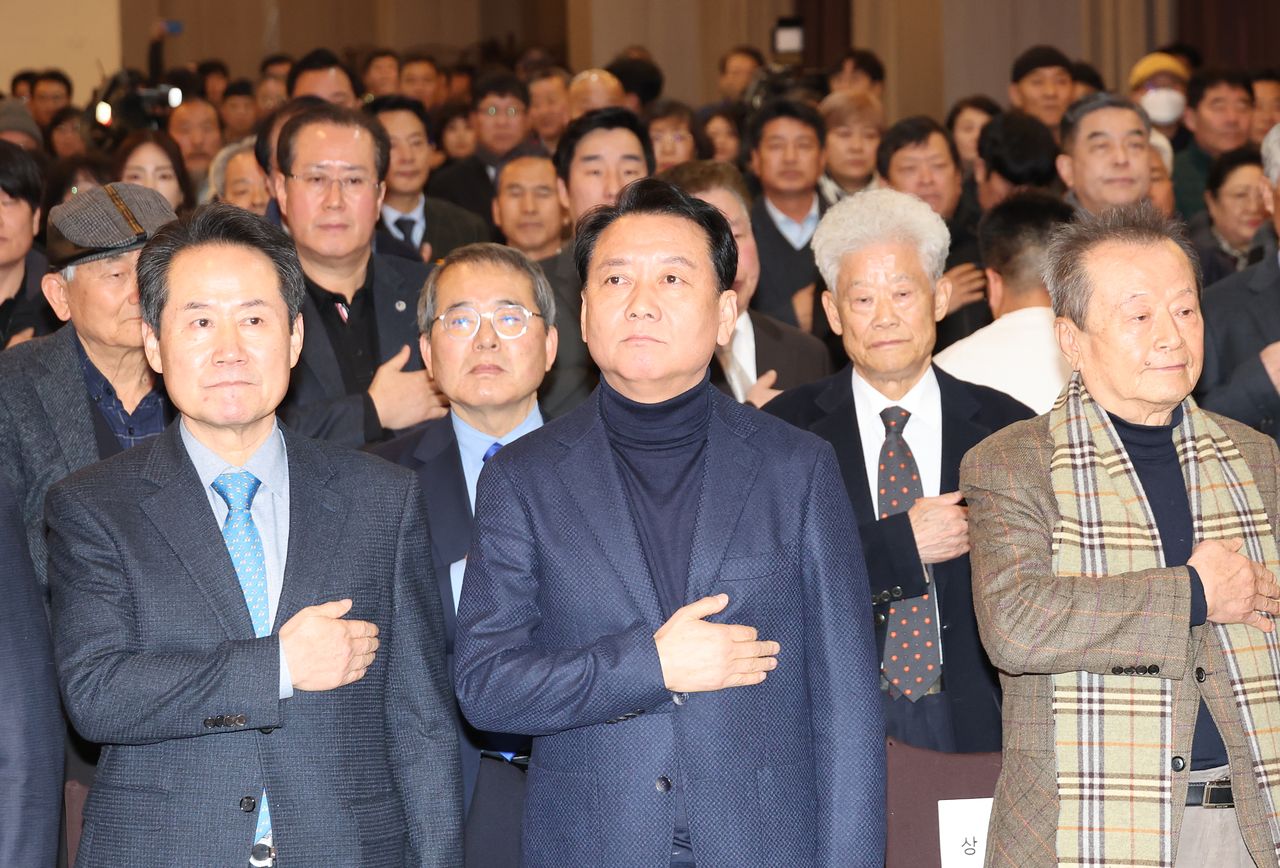 15일 강원도 춘천시 스카이컨벤션웨딩에서 열린 더불어민주당 강원도당 신년 인사회에서 이광재 전 강원지사가 국기에 경례하고 있다. 연합뉴스